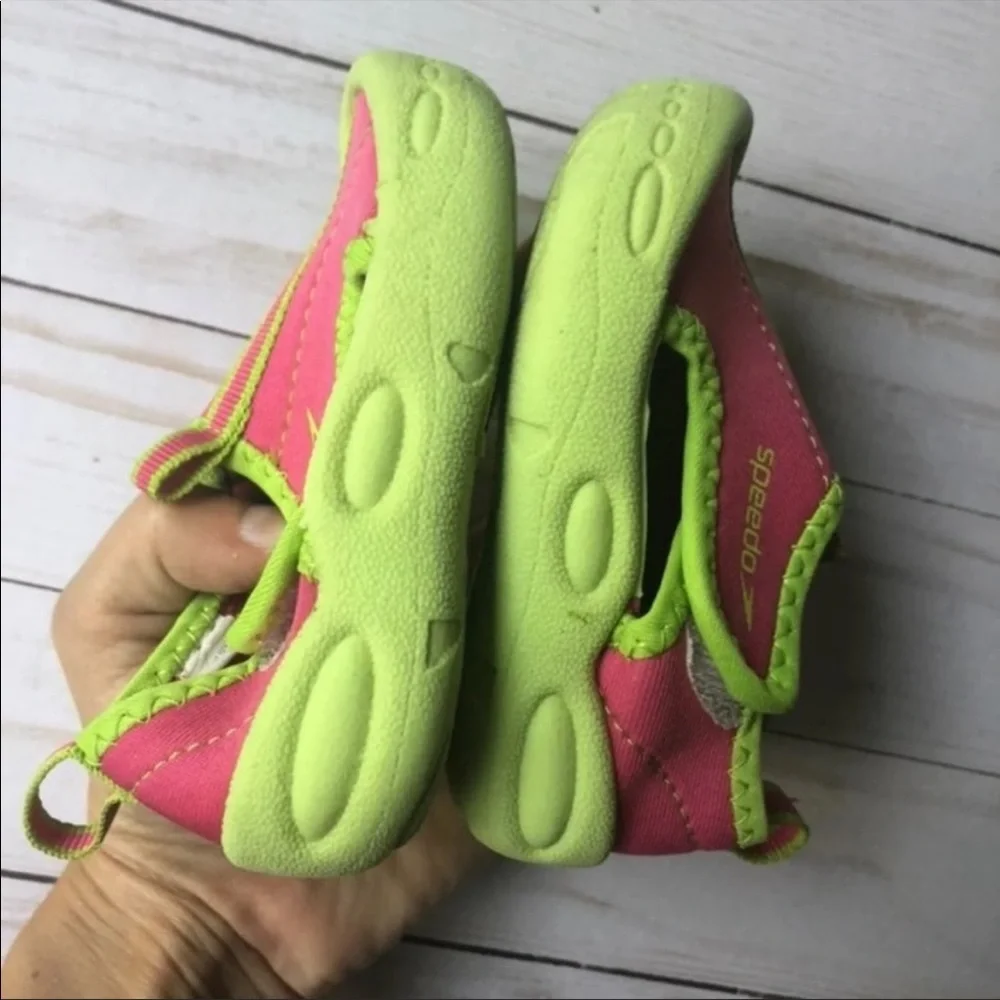 Size small 5/6. Speedo water shoes